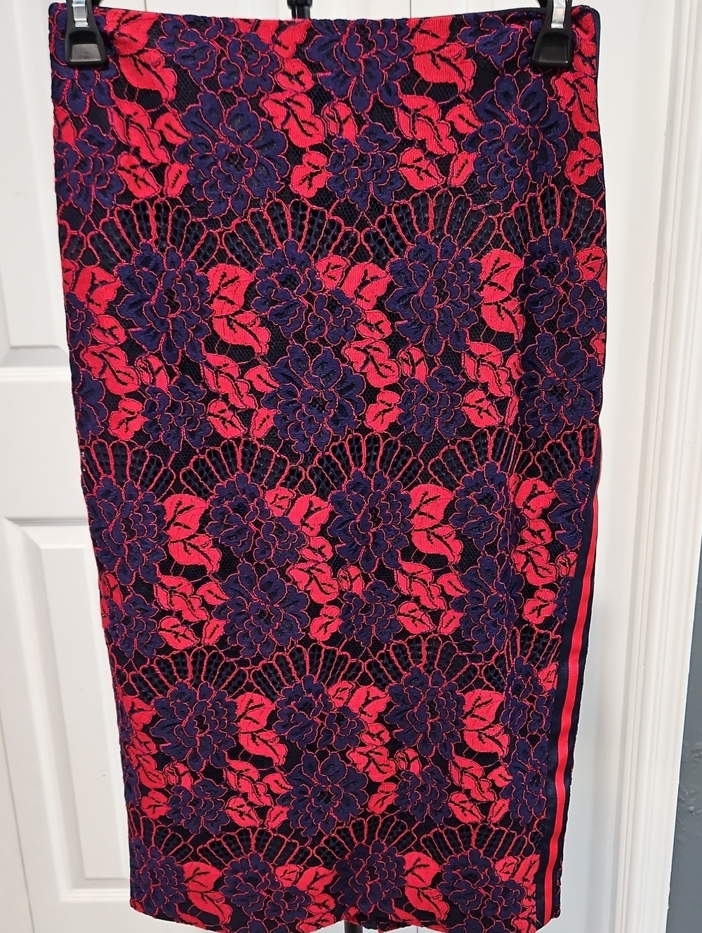 Sz 6 - Ted Baker Red and Navy Embroidered Floral Lace Pencil Skirt